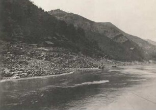 China. Yangtse-Schlucht bei Itschang (Yichang). Treidelmannschaft, Kulis (über 100) am Treidelseil
