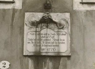 Inschrift Haus Elbberg 2, Dresden : Dresden. Inschrift über dem Tor des Hauses Elbberg Nr. 2 (1776, ehem. Breitfeld's Restauration mit Garten am Moritzmonument)