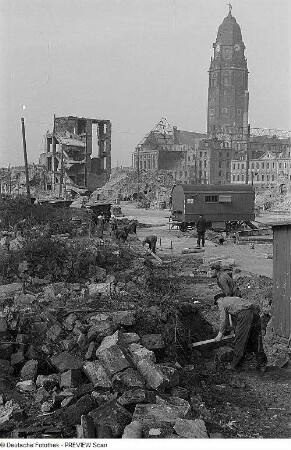 Dresden. Einwohner beim Arbeitseinsatz zur allgemeinen Beräumung von Brach- und Trümmerflächen nordöstlich des Neuen Rathauses