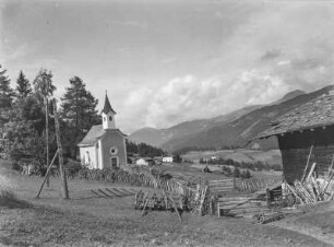 Kapelle : Blick auf eine Kapelle am Weg