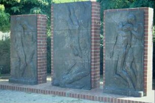 Heinrich-Schütz-Denkmal: drei große Steintafeln mit Relief