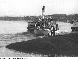 Personen-Seitenraddampfer auf der Elbe