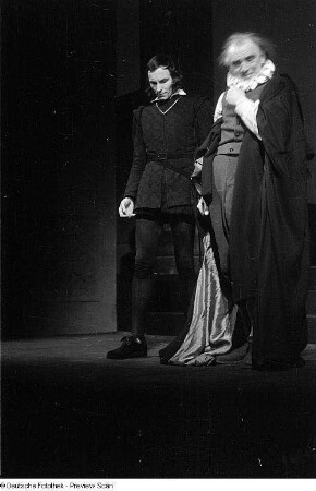 Szenenbilder aus dem Stück "Hamlet" von William Shakespeare am Deutschen Theater Berlin : Szene mit Horst Caspar als Hamlet (links)