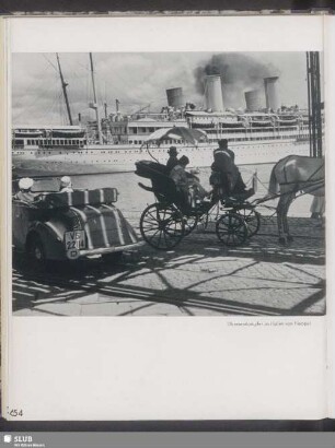Überseedampfer im Hafen von Neapel