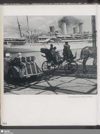 Überseedampfer im Hafen von Neapel