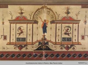 Drei spielende Putti im Wolkenhimmel, umgeben von Grotesken