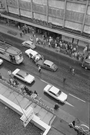Verkehrsunfall zweier PKWs auf der Kaiserstraße vor dem Kaufhaus Hertie
