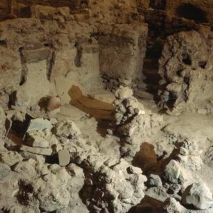 Thera = Santorini. Akrotiri-Grabungen. Erdgeschossraum mit Ofenanlage (Werkstatt) in einem Wohnquartier, 1500 v. Chr.