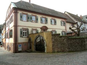 Stadtbild-Kiesersches Haus (1719)-Ansicht über Traufseite mit anschließender Hofmauer in Übersicht