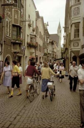 Sterzing, Vipiteno: Hauptstraße mit viel Publikum