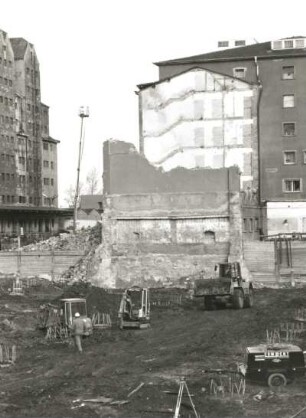 Dresden-Altstadt, Bernhard-von-Lindenau-Platz 1. Neubau Sächsischer Landtag. Teilweise abgerissener Anbau am Wolf-Speicher, davor Baugrube. Ansicht von Ostsüdost