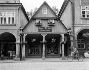 Hohenelbe, Laubenhaus : Hohenelbe (Vrchlabi/Tschechische Republik). Laubenhaus mit Hutmachergeschäft "Josef Kraus" an der Hauptstraße