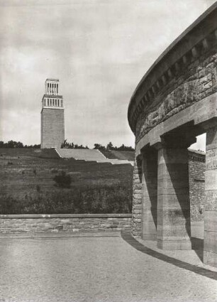 Weimar-Buchenwald. Nationale Mahn- und Gedenkstätte Buchenwald (1954-1958). Blick vom östlichen Ringgrab zum Glockenturm
