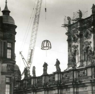 Dresden-Altstadt, Schloßplatz. Richtfest am Hausmannsturm des Residenzschlosses am 2. Oktober 1991. Blick auf Mobildrehkran beim Aufziehen der Richtkrone