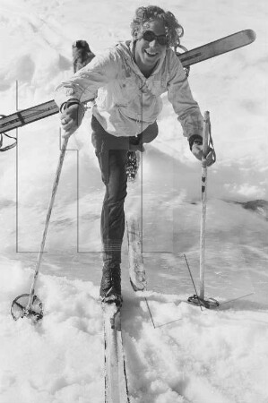 Bodley-Bucht : Heinz Grams überquert einen Schmelzwasserbach auf dem Gletscher