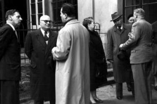 Bonn: Gruppen im Hof mit Prinz Nicolae