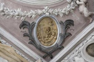 Stuckdecke mit Putti — Reliefmedaillons mit szenischen Puttendarstellungen — Weintrinkende Putti