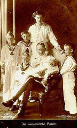 Kronprinz Wilhelm mit seiner Frau und den fünf Kindern