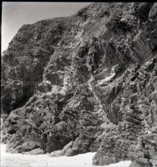 Zerklüftete Felsklippe an einem Strand an der französischen Atlantikküste