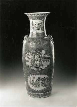Vase mit zwei Tierkopf-Ringgriffen (China, 2. H. 19. Jh.; Porzellan; Aufglasurmalerei; Höhe 61 cm; Staatliche Kunstsammlungen Dresden (SKD)