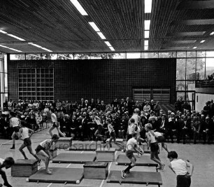 Stormarnhalle: Einweihung: Turnvorführungen, im Hintergrund Gäste