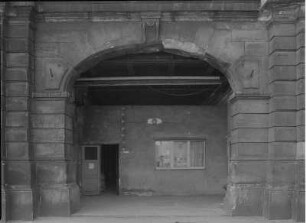 Hauptbahnhof (1892-1898). Ehemaliger Durchgang I im Ostbau. Ansicht vom Wiener Platz : Dresden. Hauptbahnhof (1892-1898). Ehemaliger Durchgang I im Ostbau. Ansicht vom Wiener Platz