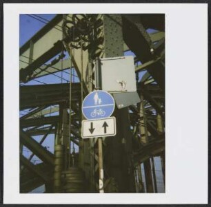 Verkehrsschild auf der Hohenzollernbrücke in Köln