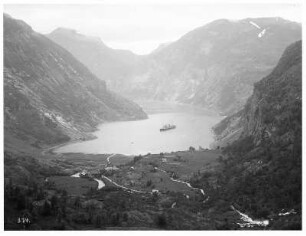 Merok/ Norwegen: Blick von Hotel Utsichten auf Geirangerfjord