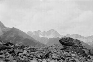Gebirge : Blick auf ein Felsmassiv in den Alpen.