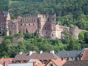 Heidelberg - Schlossruine : Die Ruine des Schlosses steht über den Dächern. Aufgenommen von der historischen Altstadt von Heidelberg aus am 13. Juli 2010