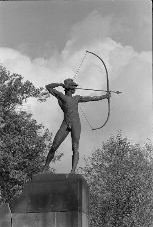 Bogenschütze : Bogenschütze. Bronze (1895; E. M. Geyger, Guß 1902). Dresden-Neustadt. Neustädter Elbufer