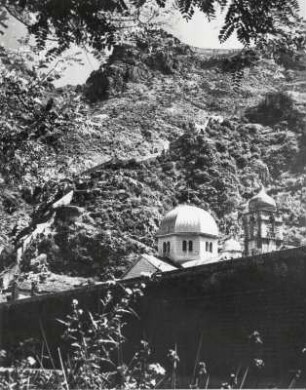 Blick auf die Stadtmauer und Bergbefestigung von Kotor