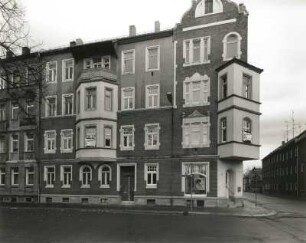 Wurzen, Bürgermeister-Schmidt-Platz 1. Wohnhaus mit Laden (um 1900). Ecklage zur Kleiststraße
