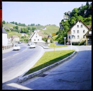 Pottenstein: Straße, Ortsdurchfahrt und Berglandschaft