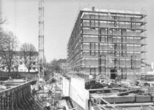 Baustelle Sächsische Landesbibliothek - Staats- und Universitätsbibliothek Dresden, Zentralbibliothek. Rohbau Südriegel (mit Gerüst) und Mast eines Turmdrehkranes im späteren Anlieferhof. Ansicht von Ostsüdost : Dresden-Räcknitz, Zellescher Weg 18. Baustelle Sächsische Landesbibliothek - Staats- und Universitätsbibliothek Dresden, Zentralbibliothek. Rohbau Südriegel (mit Gerüst) und Mast eines Turmdrehkranes im späteren Anlieferhof. Ansicht von Ostsüdost