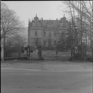 Villa "Emmaus". Straßenfront mit Einfriedung