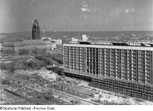 Dresden. Blick vom Hochhaus Kurt-Schlosser-Straße nach Nordosten über die Baustelle östlich der Prager Straße zum Rathaus