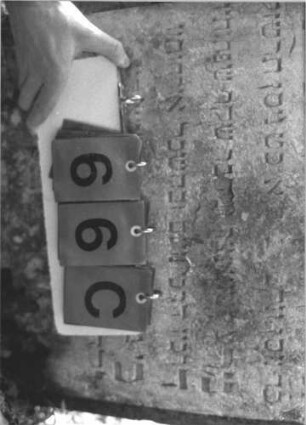 Grabstein 66 (Index: 99786693) Zustand: Inschrift z. T. abgeblättert Besonderheit: kulturhistorisch wertvoll / künstl.-formale Gründe (Inschrift); - keine Maßangaben: Grabstein 66C