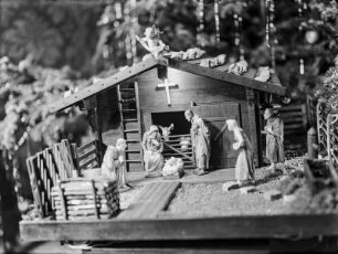 Weihnachtskrippe : Weihnachtskrippe vor einem Weihnachtsbaum