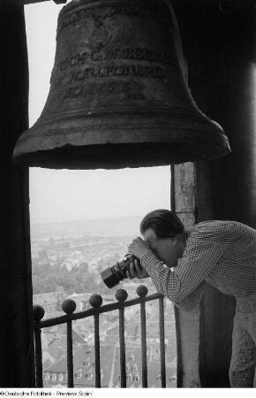 Roger Rössing beim Fotografieren von einem Turm (Stadtkirche St. Wenzel)