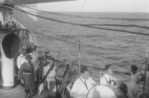 Äquatortaufe an Bord des Dampfers Usaramo : Blick auf die Feierlichkeiten zur Äquatortaufe auf Deck der Usaramo. Festumzug auf dem Schiff