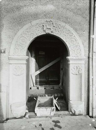 Sitznischenportal des Stadtschreiberhauses : Roßwein, Stadtschreiberhaus, Portal, Einbau der Kopie des Sitznischenportals, Original datiert 1673