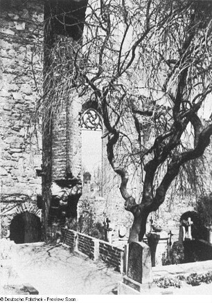 Bautzen. Ruine der St.-Nikolai-Kirche (15. Jahrhundert, Turm 1614). Blick über den Nikolaifriedhof
