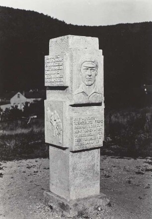 Denkmalsäule der Ernst-Thälmann-Schule