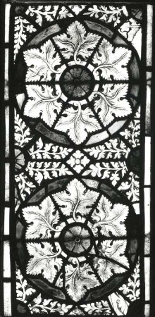 Ornament aus dem Kreuzigungsfenster. Glasmalerei, Anfang 14. Jahrhundert. Börgerende-Rethwisch, Dorfkirche I (4 a). Ausstellung "Mittelalterliche Glasmalerei in der DDR", Angermuseum Erfurt 1989/1990. Kat. Nr. 21