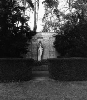 Familie Schmitz; Darmstadt, Am Waldfriedhof 25 R 2 a 1