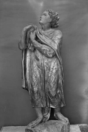 Hochaltar, oberes Stockwerk, Mittelnische, Kreuzigungsgruppe: trauernder Johannes