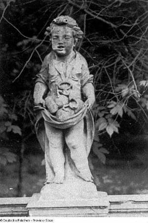 Putto "Bäckerei" : Putto "Bäckerei", Christian Kirchner zugeschrieben. Sandstein. Um 1720. Schloss Altdöbern, Gartenseite, Balustrade der Terrasse