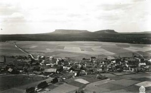 Schöna (Reinhardtsdorf-Schöna). Ortsteilansicht. Blick von der Kaiserkrone gegen Großen und Kleinen Zschirnstein