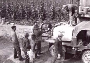 Foto Winzer mit Pestiziden im Weinberg